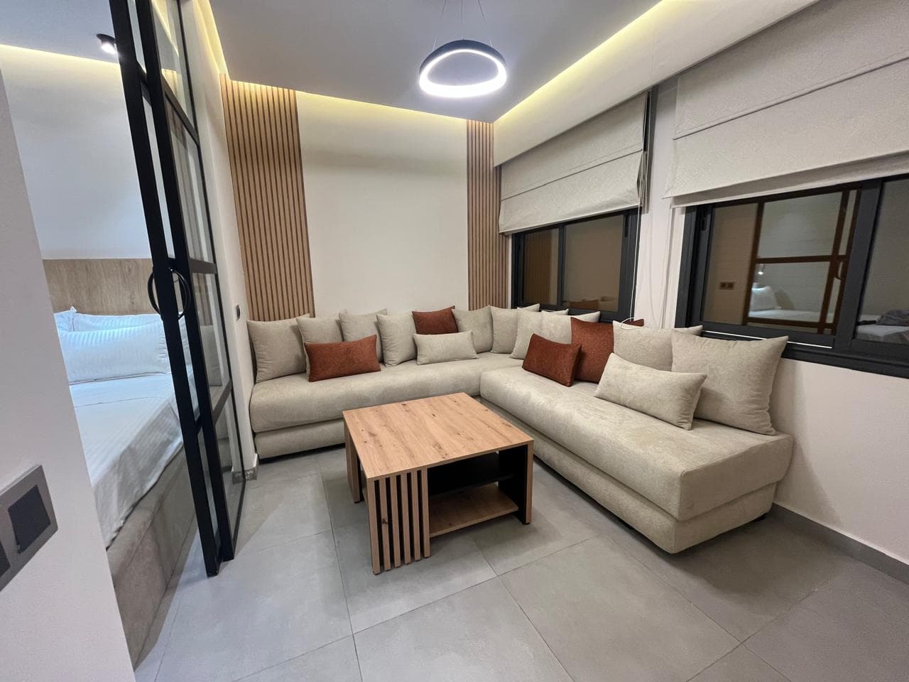 Séjour ouvert sur la chambre